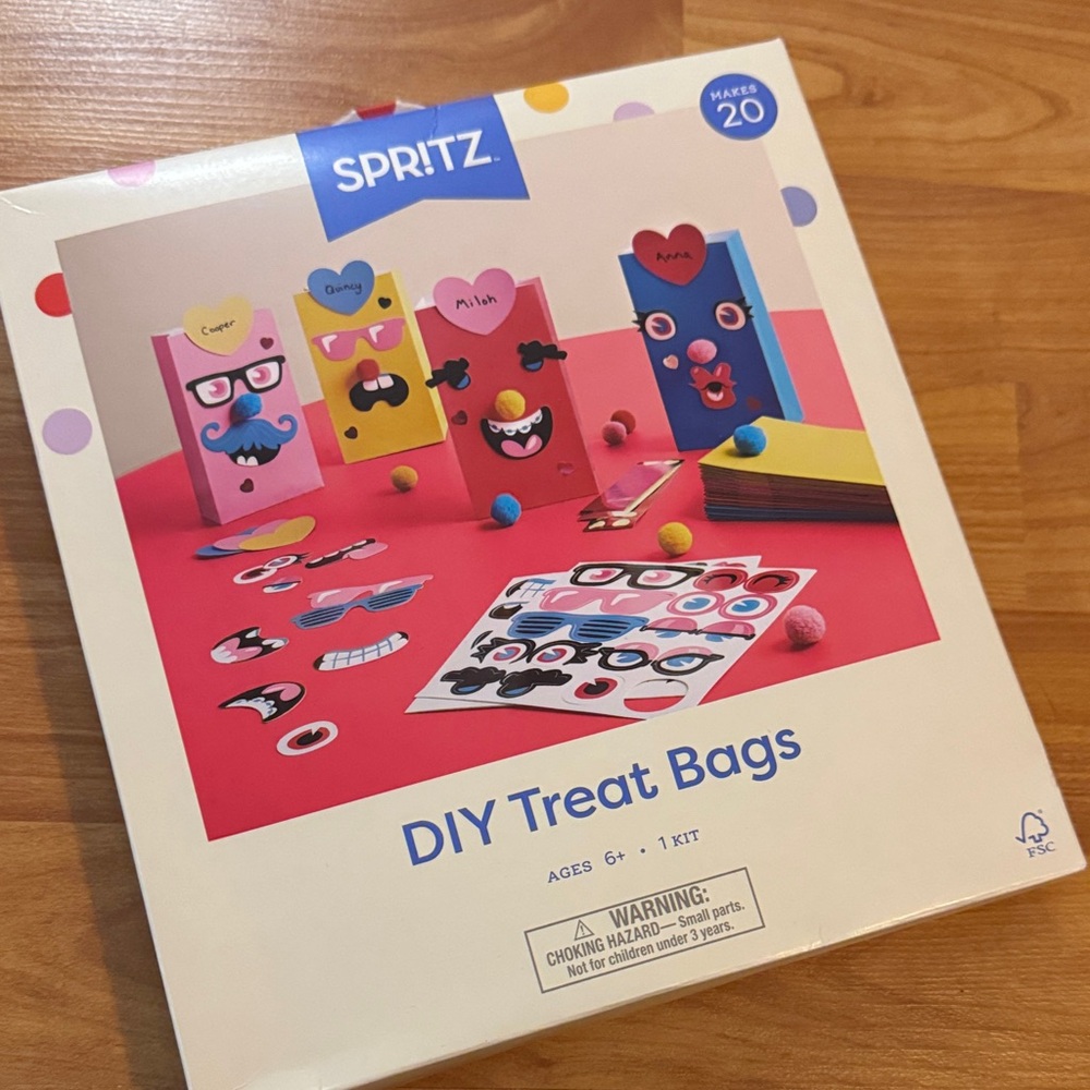Diy small treat/snack party gift bd boxed pack of 20 silly face goody bags